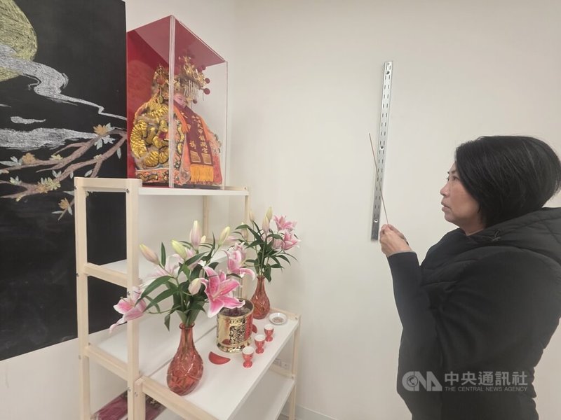 加拿大台裔國會議員張瑋麟迎大甲媽祖至加拿大，大溫哥華居民蔡雅玲很高興在居住城市就有機會親近媽祖。她說，媽祖代表慈悲、行善、大愛，參拜媽祖點上一炷香，就覺得很安心。中央社記者程愛芬溫哥華攝　114年11月19日