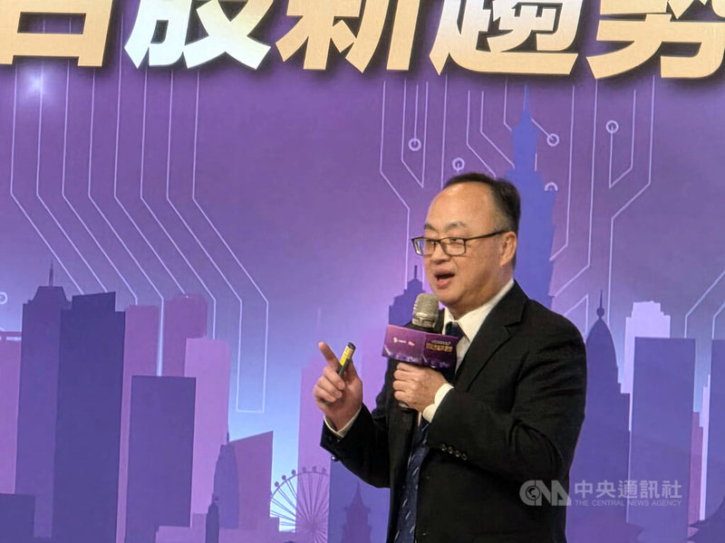 兆豐證券19日舉辦「2026投資前哨站 迎向台股新趨勢」論壇，兆豐投顧副總經理黃國偉（圖）表示，明年台灣經濟情勢還是相當不錯，但指數難免面臨漲多整理，震盪恐加大。中央社記者江明晏攝　114年11月19日