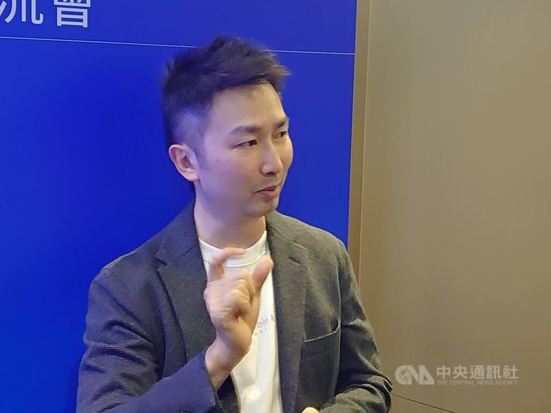 ASML於19日舉行媒體交流會，台灣暨東南亞區客戶行銷主管徐寬成表示，半導體製程技術持續不斷微縮，High NA EUV設備將有助於客戶節省時間及成本，已累積超過35萬片晶圓使用High NA EUV曝光。 中央社記者張建中攝　114年11月19日