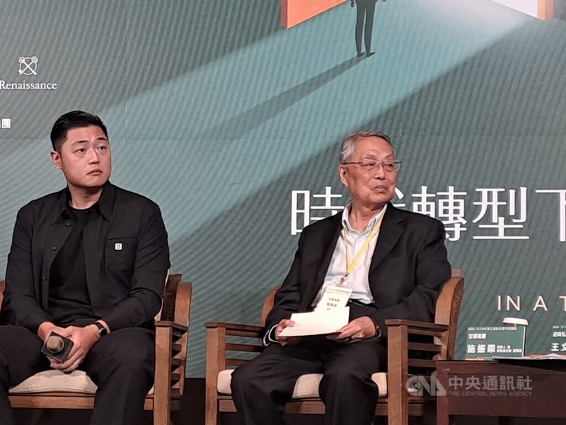 宏碁集團創辦人暨智榮基金會董事長施振榮（右）19日參與2025第14屆華人家族企業年度論壇，左為正崴精密董事長室特助郭守富。中央社記者潘智義攝　114年11月19日