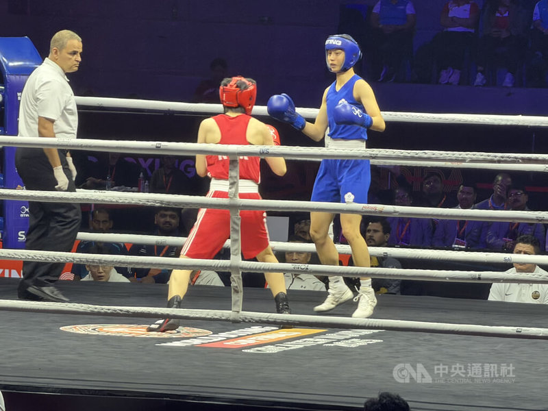 台彎拳擊好手吳詩儀（右）在WB盃總決賽57公斤級4強戰中，一路壓著韓國女將打，最終以5比0大勝，闖進最終的金牌戰。中央社記者李晉緯大諾伊達攝　114年11月19日
