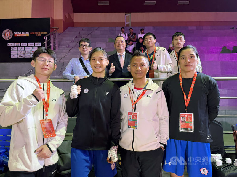 台彎拳擊女將吳詩儀（前排左2）闖進WB盃總決賽57公斤級金牌戰，讓前往觀賽的駐印度副代表謝柏輝（後排左2）大呼過癮。中央社記者李晉緯大諾伊達攝　114年11月19日