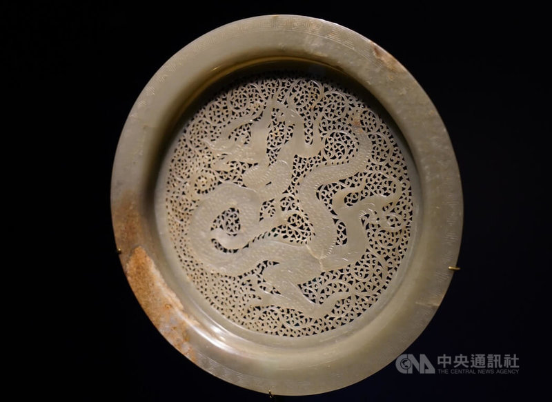 國立故宮博物院策劃的「龍」特展17日晚間在巴黎布朗利河岸博物館登場,國寶「玉龍紋盤」是其中重要展品。中央社記者曾依璇巴黎攝 114年11月19日