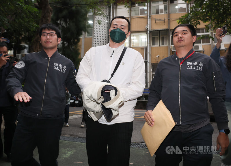 北檢偵辦柬埔寨太子集團在台涉洗錢案，18日發動第2波搜索行動拘提8人，經檢察官複訊，擔任博弈客服4人獲交保，另4人分別為財務、資訊主管以及協辦房貸者19日下午陸續移送複訊。圖為尼爾公司負責人林揚茂（中）移送北檢複訊。中央社記者謝佳璋攝  114年11月19日