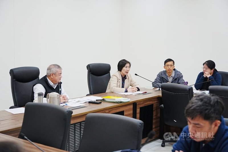 交通部高速公路局19日辦國道1號湖口增設交流道評估會議，國民黨立委徐欣瑩（左2）會中表示，楊梅湖口交流道相距14公里，盼增設第二交流道改善銜接。中央社記者郭宣彣攝　114年11月19日