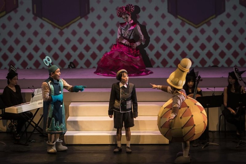 誠品表演廳攜手Ｏ劇團打造親子舞台劇「幸福讀冊店」，趣味翻玩「小王子」與「愛麗絲夢遊仙境」等５部經典童話。（誠品提供）  中央社記者趙靜瑜傳真  114年11月19日