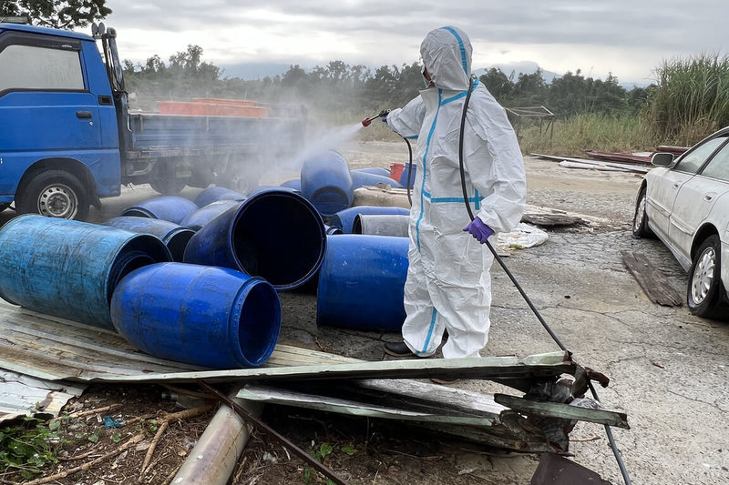 台南市農業局19日公布於白河區查獲養豬業者違規使用廚餘餵豬，除裁罰並針對場內廚餘空桶進行消毒。（台南市政府提供）中央社記者楊思瑞台南傳真　114年11月19日