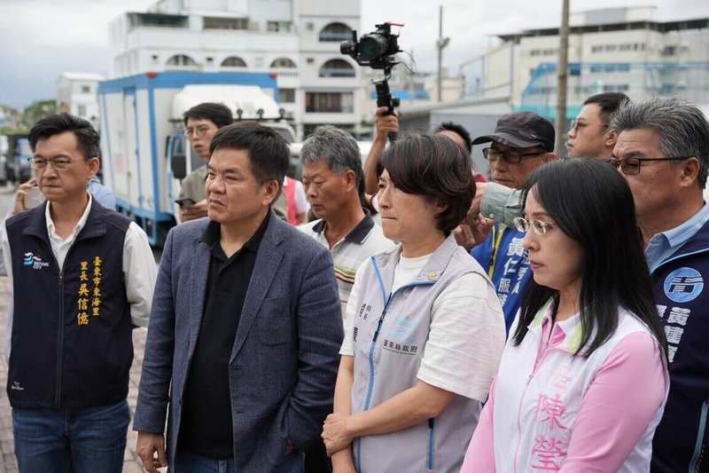 台東馬偕醫院推動擴建案，包含重建老舊醫護宿舍，工程因用地問題卡關，院方向民進黨立委莊瑞雄（前左2）、陳瑩（前右1）陳情，協調中央跨部會與台東縣府，近日終於完成國有土地申租簽約。圖為2025年3月31日會勘情形。（立委陳瑩辦公室提供）中央社記者張祈傳真　114年11月19日