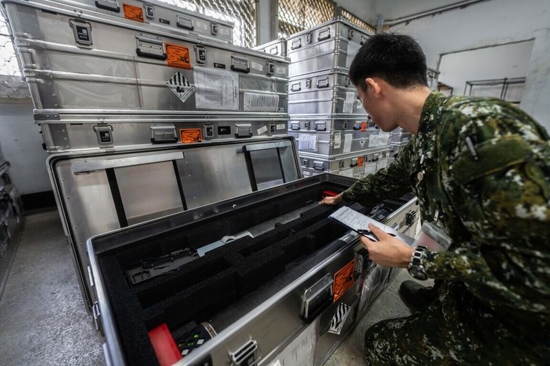 國防部19日發布國軍幹部清點庫儲ALTIUS-600M攻擊型無人機圖片。（國防部提供）中央社記者吳書緯傳真 114年11月19日