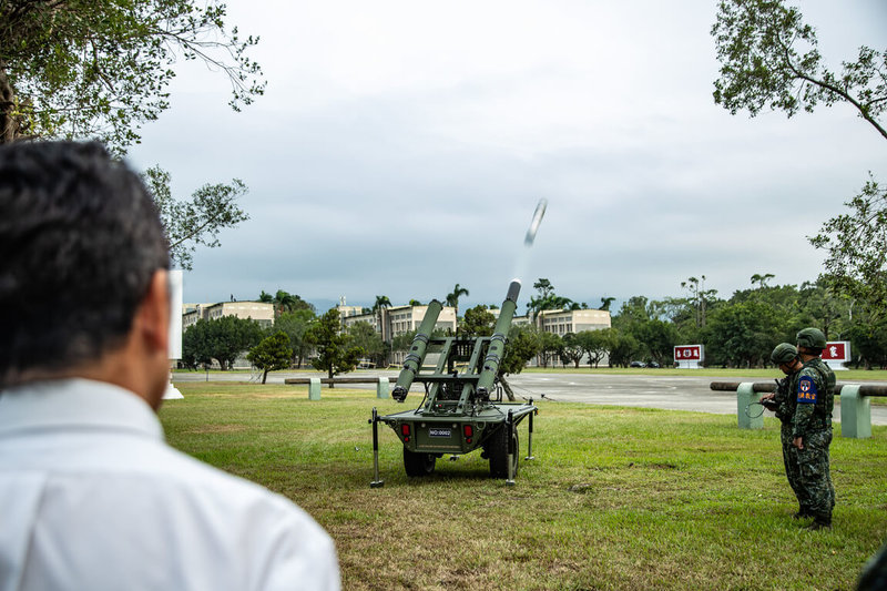 國防部長顧立雄18日觀看ALTIUS-600M攻擊型無人機發射程序演練。（國防部提供）中央社記者吳書緯傳真 114年11月19日