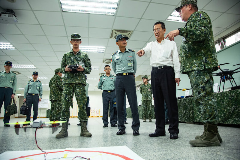 國防部長顧立雄（右2）18日視導陸軍無人機訓練中心，於室內飛行訓練場瞭解無人機授課實況。（國防部提供）中央社記者吳書緯傳真　114年11月19日