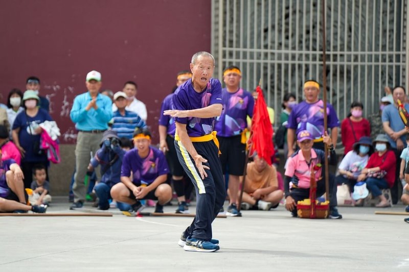 台南市文化資產管理處19日公布今年資深陣頭傳承者12人，肯定他們展現民間信仰與文化生命力的深厚底蘊，促進藝陣文化代代相傳。圖前為入選的九龍殿等多陣宋江陣教練林坤炎。（台南市政府提供）中央社記者張榮祥台南傳真　114年11月19日
