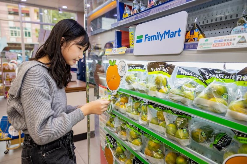 南投縣政府認證品牌「品味南投」為推廣當季柑橘，嚴選日照充足、生長氣候穩定的中寮鄉柑橘進入全家便利商店販售，首批採購4公噸，預計合作至115年春節前。（南投縣政府提供）中央社記者蕭博陽南投縣傳真　114年11月19日