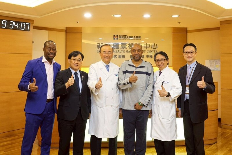海地共和國衛生部長席納勒（Bertrand Sinal）（右3）應邀來台出席「2025台灣全球健康福祉論壇」，19日也抽空到新光醫院接受健檢，並參觀精密放射治療系統。（新光醫院提供）中央社記者曾以寧傳真　114年11月19日