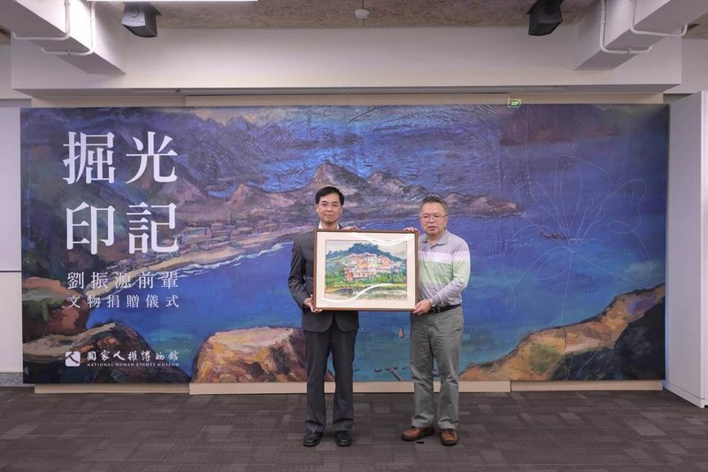 白恐受難者劉振源畫作文物19日捐贈國家人權博物館，由劉振源前輩家屬劉介光（右）代表捐贈，館長洪世芳（左）表示這份捐贈不僅是劉前輩精神的延續，更對台灣社會深具貢獻。（國家人權博物館提供）  中央社記者趙靜瑜傳真  114年11月19日