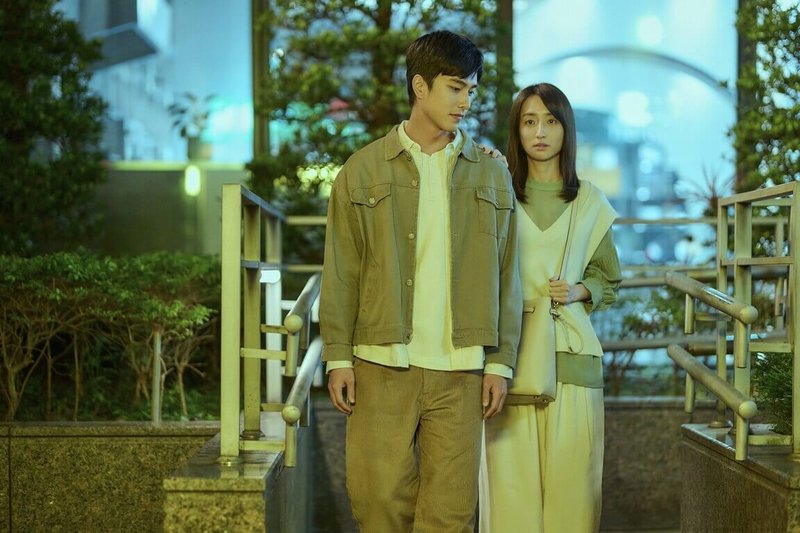 影集「如果我不曾見過太陽」熱播中，演員柯佳嬿（右）在第10集結尾驚喜現身，掀起一波話題。左為演員曾敬驊。（Netflix提供）中央社記者洪素津傳真　114年11月19日