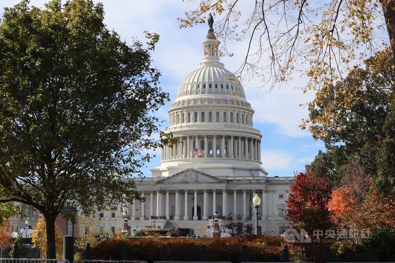 美國參、眾兩院18日通過法案，要求司法部公開調查已故性犯罪富豪艾普斯坦的檔案。圖為美國國會大廈。中央社記者鍾佑貞華盛頓攝 114年11月19日