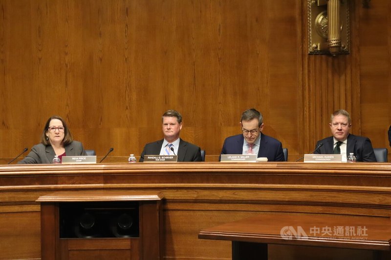 美前國防官員薛瑞福（左2）18日在美國國會指出，中國駐大阪總領事薛劍不滿日相高市早苗「台灣有事」的說法，於社群暗示「斬首」，令人髮指。中央社記者鍾佑貞華盛頓攝 114年11月19日