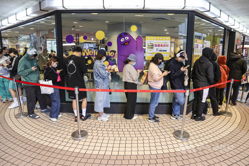 速食業者麥當勞宣布自11月19日起,在全台12間指定餐廳限量販售「麥當勞奶昔」,吸引不少民眾想重溫經典味道,台北市一間麥當勞餐廳上午10時前就出現排隊人潮,等待購買奶昔。中央社記者鄭清元攝 114年11月19日