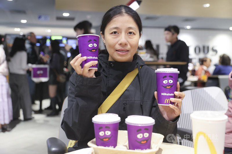 速食業者麥當勞宣布限量販售「麥當勞奶昔」，不少人為了重溫經典味道前往搶購，有民眾19日一早排隊購買奶昔，露出開心神情。中央社記者鄭清元攝　114年11月19日