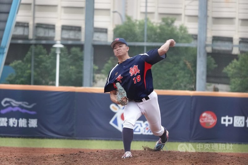 黑豹旗青棒賽兩大強權平鎮高中、穀保家商16強提前碰頭,平鎮吳丞顥(圖)19日後援投2局無失分、拿下勝投,助隊以4比2搶勝、晉級8強。中央社記者謝靜雯攝 114年11月19日