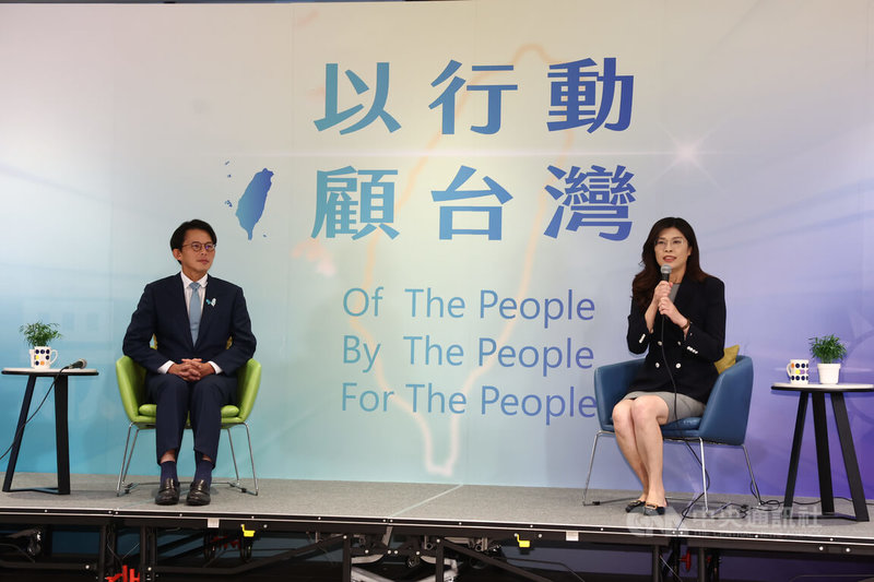 國民黨主席鄭麗文(右)、台灣民眾黨主席黃國昌(左)19日在新北市新莊凱悅嘉軒酒店舉行會談,雙方握手贈禮後由鄭麗文先發言展開會談。中央社記者王騰毅攝 114年11月19日