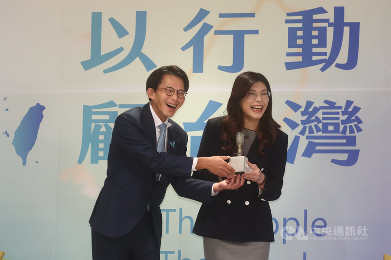 國民黨主席鄭麗文（右）、台灣民眾黨主席黃國昌（左）19日在新北市新莊凱悅嘉軒酒店舉行會談，會前黃國昌送上燈飾當做贈禮，被台下問到會不會發亮時，黃國昌表示要插電，引起眾人大笑。中央社記者王騰毅攝 114年11月19日