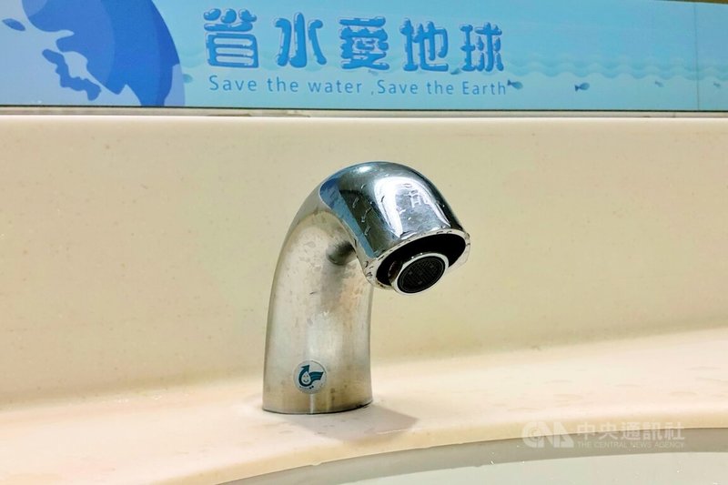 桃園捷運綠線施工，台灣自來水公司將辦理「大園區坑菓路（幸福路至崁下橋）配合管線遷移工程」，22日上午9時起停水11小時，範圍包括桃園市蘆竹、大園區及新北市林口火力發電廠，共影響3000戶。中央社記者吳睿騏桃園攝　114年11月19日