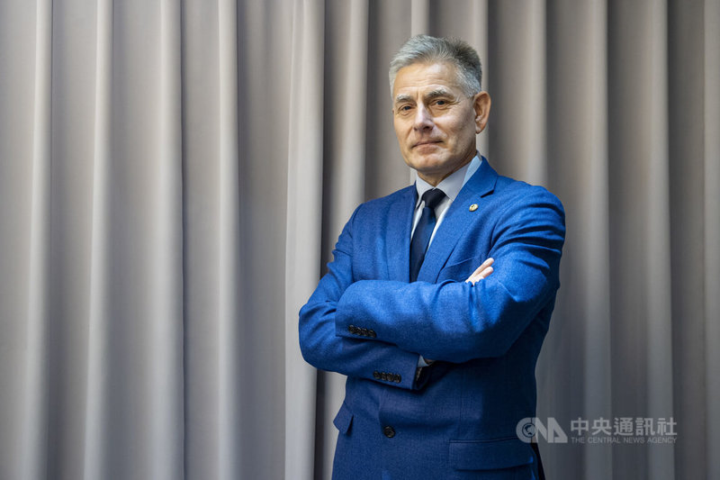 借鑒烏克蘭經驗，前烏克蘭駐美武官奧爾迪諾維奇（Andrii Ordynovych）19日接受中央社專訪表示，台灣需確保軍隊訓練有素以及確保軍隊適應不斷變化的戰爭性質，並提供軍方所需科技，讓軍人感受到超前敵人。中央社記者鄭清元攝　114年11月19日