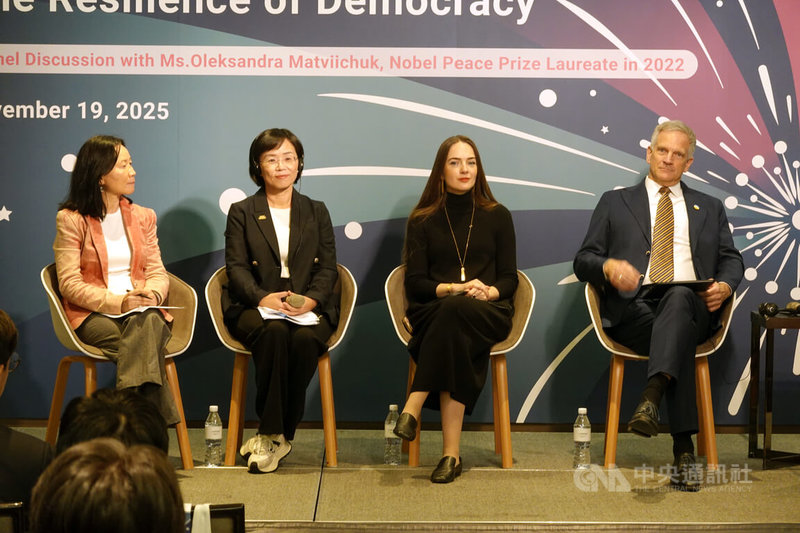 弗里德里希諾曼自由基金會19日舉辦講座,德國在台協會處長狄嘉信(Karsten Tietz,右起)、烏克蘭人權律師馬特維丘克(Oleksandra Matviichuk)、立委蘇巧慧、婦女新知基金會顧問沈秀華擔任與談人。中央社記者楊堯茹攝 114年11月19日