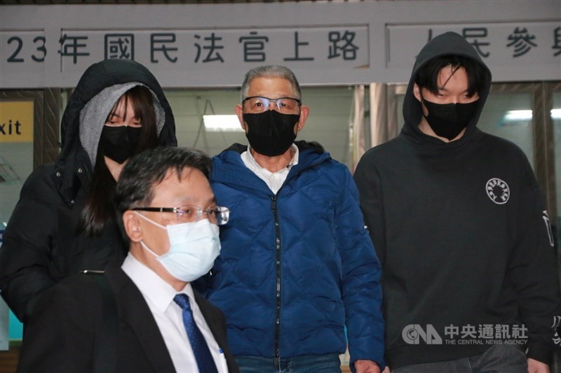 前國民黨中常委蕭景田（後排中）涉嫌為求台北市議員林杏兒當選，以現金行賄多名里長，一審獲判無罪。士林地檢署已提起上訴。（中央社檔案照片）