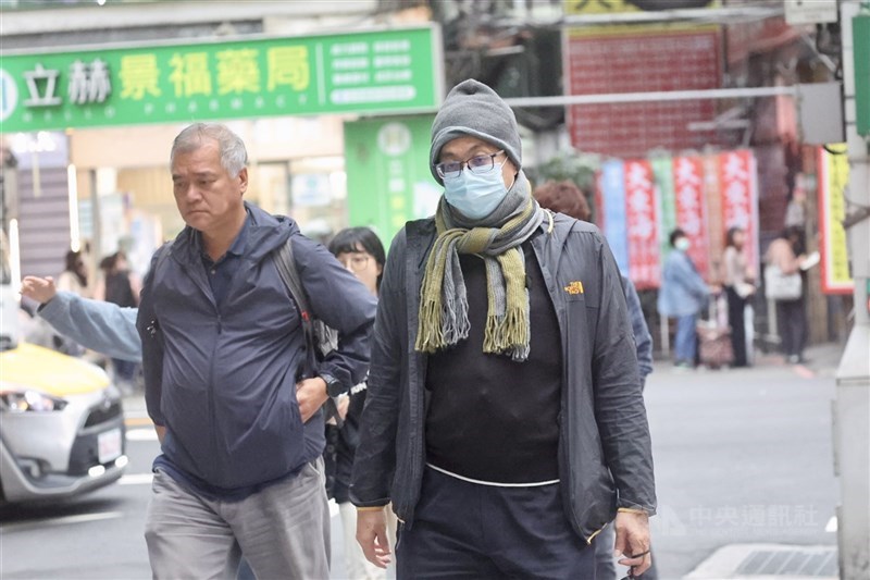 各地早晚感受涼冷須注意保暖。（中央社檔案照片）
