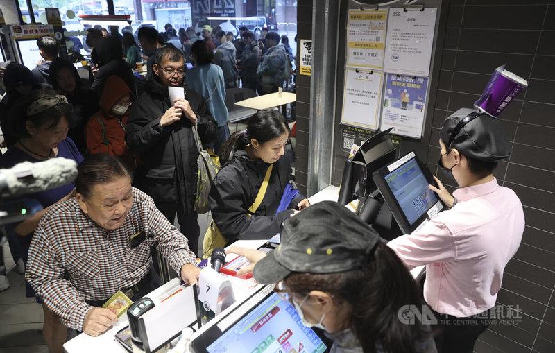速食業者麥當勞宣布限量販售「麥當勞奶昔」，吸引許多民眾前往搶購，台北市一間麥當勞餐廳19日上午開放購買奶昔，餐廳擠滿人潮。中央社記者鄭清元攝　114年11月19日