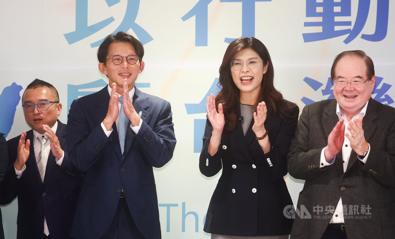 國民黨主席鄭麗文（右2）與民眾黨主席黃國昌（左2）19日下午在新北市會面，兩人會後與民眾黨秘書長周榆修（左1）、國民黨秘書長李乾龍（右1）鼓掌慶祝會談圓滿落幕。中央社記者王騰毅攝　114年11月19日