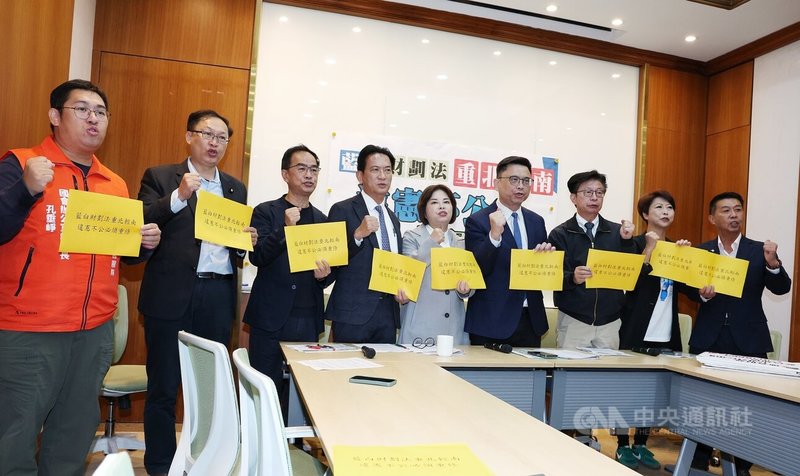 立法院會三讀修正通過財劃法部分條文，民進黨多名南部立委19日舉行記者會，表達南部縣市心聲，其中賴瑞隆（右4）表示，藍白財劃法重北輕南，南部人絕不接受。中央社記者郭日曉攝　114年11月19日