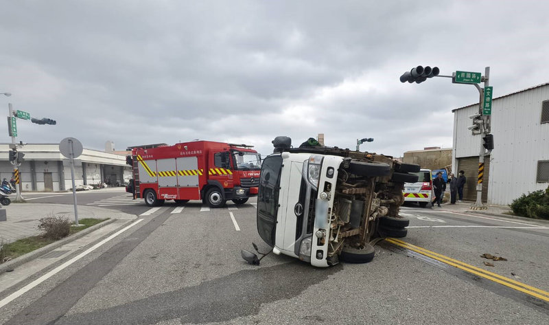 馬公文德路與經國路岔路口19日發生自小客車與小貨車相撞，2部肇事的吳姓與顏姓駕駛均受傷，澎湖消防局就近送三總澎湖分院治療，肇事原因由警方調查釐清。（澎湖消防局提供）中央社   114年11月19日