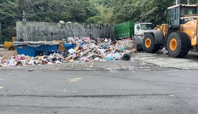 民進黨基隆市議員陳軍佐19日指出，環保局所屬天外天垃圾資源回收（焚化）廠空地及周邊道路散布垃圾；市長謝國樑對此表示，會盡快開罰。（陳軍佐提供）中央社記者王朝鈺傳真　114年11月19日