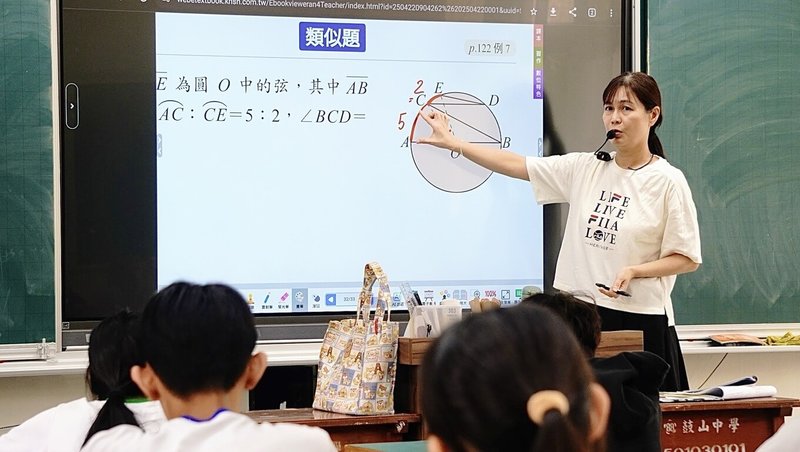 高雄市政府自籌新台幣4.5億元，將於民國115年4月底前完成三級學校5000間普通教室及資源班教室大型觸控螢幕建置，打造符合數位教學需求的互動式智慧教室。（高雄市教育局提供）中央社記者林巧璉傳真　114年11月19日