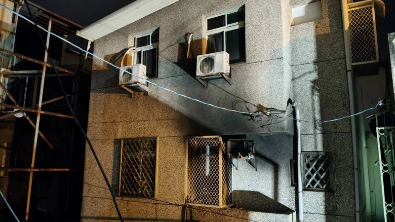 花蓮市國富九街一棟3層樓建物，18日晚間9時許發生火災，消防人員救出4名租客，住在2樓的69歲姚姓男子嗆傷送醫不治，另2人嗆傷送醫治療、1人傷勢輕微未送醫，起火原因待調查鑑定。（民眾提供）中央社記者張祈傳真 114年11月19日