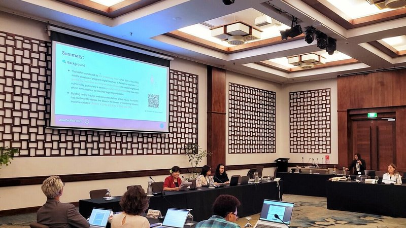 人權會副主委紀惠容（中間紅衣者）參與第30屆亞太地區國家人權機構論壇（APF）年度會員大會及雙年研討會，向近30國與會代表報告台灣人權會關於懷孕移工權利保障工作進展。（人權會提供）中央社記者高華謙傳真　114年11月19日