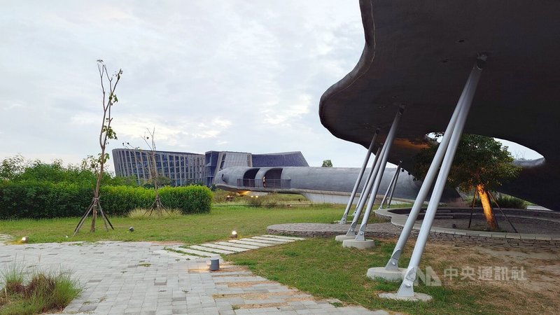 故宮南院營造院區宜人的夜間休憩空間及動線，開放至午夜12時，附近民眾已將南院當成散步、運動場所。圖為位於院區北側的覽月橋。中央社記者蔡智明攝　114年11月19日