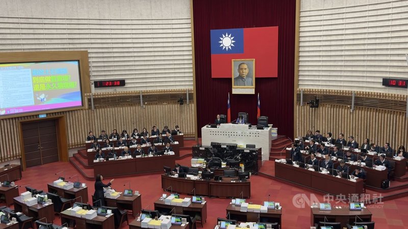 國民黨高市議員陳麗娜19日在高雄市議會質詢指出，有部分高雄運動選手參加中華人民共和國的全國性賽事，質疑是否違反中央規定及統戰疑慮。中央社記者蔡孟妤攝 114年11月19日