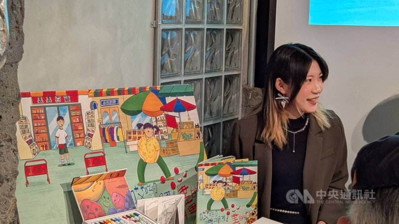 畸零地工作室發起「哎呦喂啊！愛用畫的」台語繪本計畫，故事以菜市場為舞台，源自計畫統籌黃以臻（圖）與發起人徐孟榆的成長背景。圖為黃以臻19日於台北市民書店出席分享會。中央社記者王寶兒攝　114年11月19日