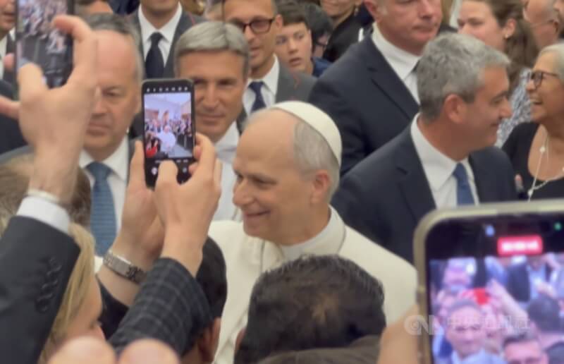 教宗良十四世（圖中頭戴絨帽者）今年5月12日接見中央社等來自各國採訪教宗選舉的記者，強調捍衛新聞自由，離開時受到媒體夾道熱烈歡迎。（中央社檔案照片)