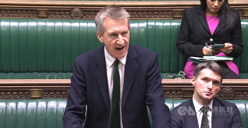 英國情報機關18日針對中國間諜活動對國會發布警示，主責安全事務的英國內政副大臣賈維斯則在國會應詢表示，政府仍未決定將中國納入外國影響力登記計畫的「加強管控」等級。（取自國會議事轉播）中央社記者陳韻聿倫敦傳真　114年11月19日