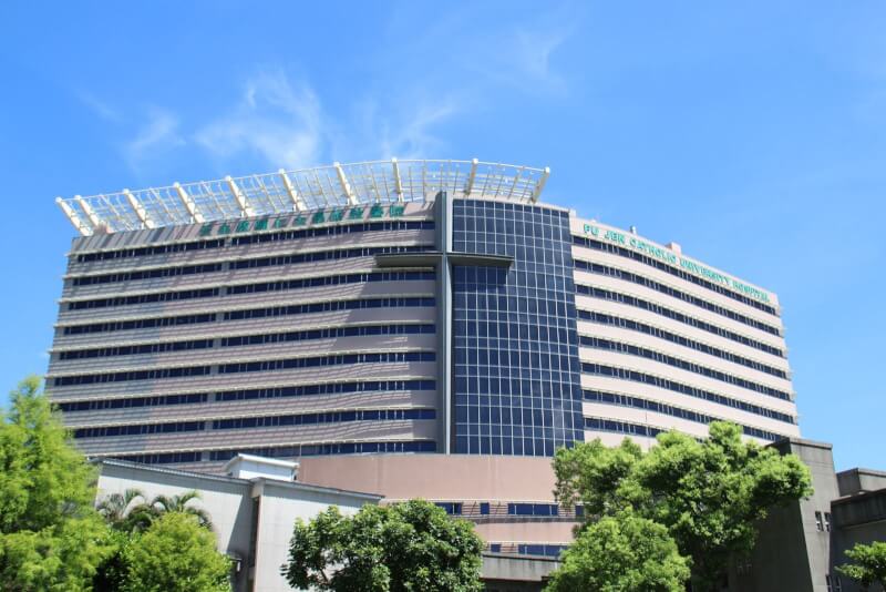 輔仁大學附設醫院11日發生醫療暴力案件，前輔大校長、醫師江漢聲看診時，突然遭曾姓男子持美工刀刺傷。（輔大醫院提供）