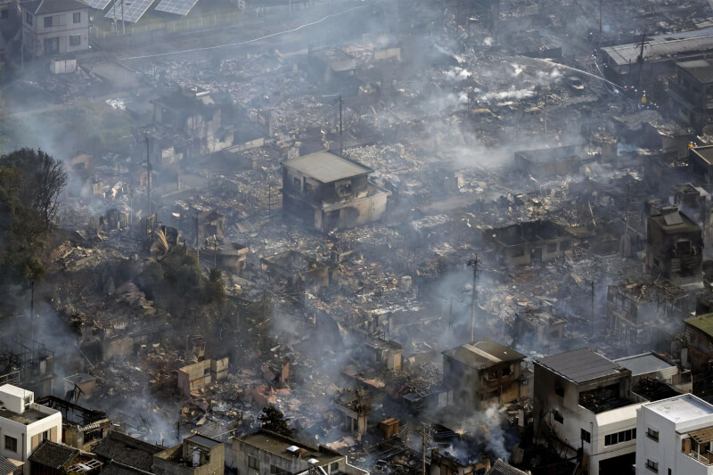 日本大分市佐賀關地區發生大火，延燒超過170棟建築，造成1人死亡，為日本近半世紀來規模最大的市區火災。（共同社）