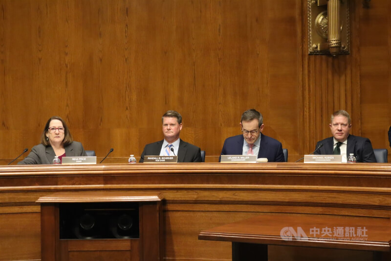 美前國防官員薛瑞福(左2)18日在美國國會回應台灣加入環太平洋演習(RIMPAC)的可能性。中央社記者鍾佑貞華盛頓攝 114年11月19日