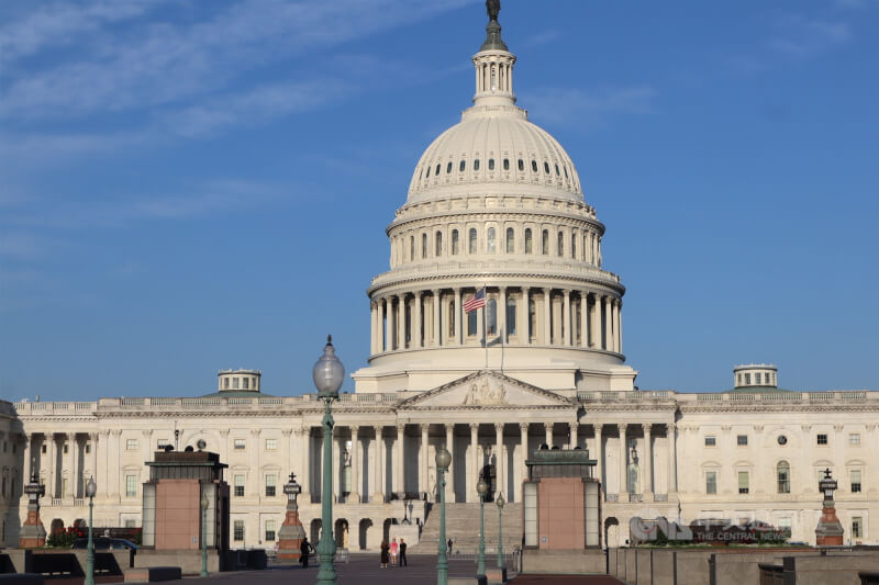 美國參議院18日無異議通過「台灣保證實施法案」，要求國務院定期檢視並更新與台灣交往的相關規範，並提出計畫以解除目前仍存的限制。圖為美國國會大廈。（中央社檔案照片）