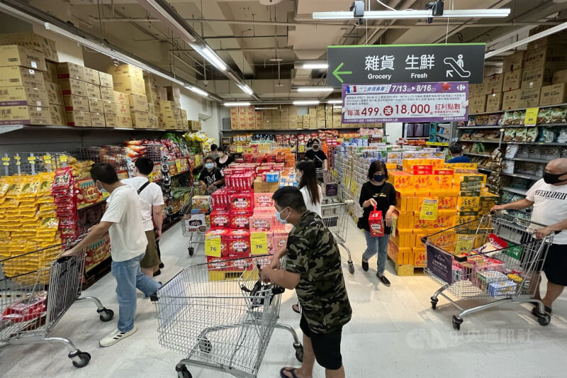 圖為新北市新莊區大賣場採購人潮。(中央社檔案照片)